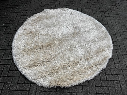 Lot 856 - A circular shagpile rug 195cm diameter