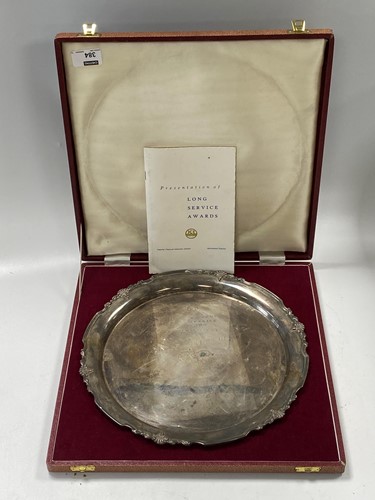 Lot 384 - A silver presentation salver, cased, 787g (25ozt)