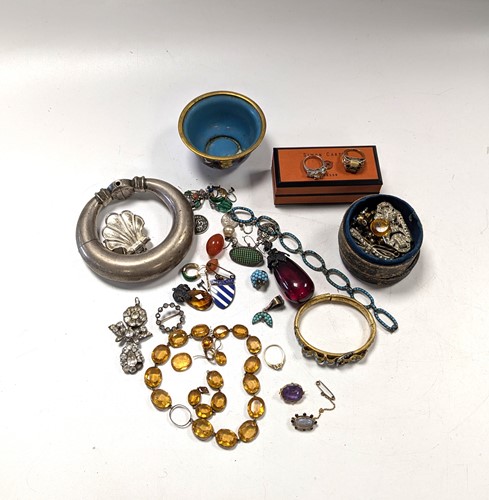 Lot 392 - A collection of jewellery including a diamond...