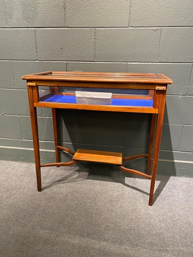 Lot 625 - An Edwardian crossbanded bijouterie table,...
