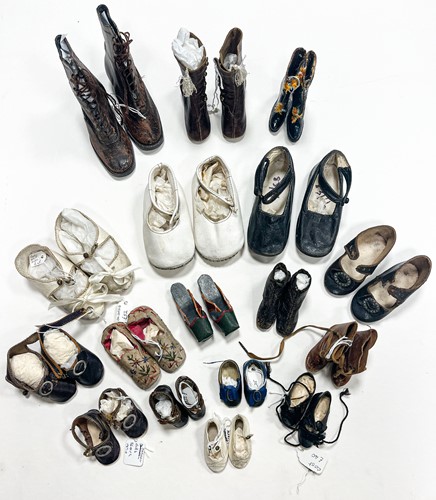 Lot 200 - A quantity of dolls' shoes, socks and gloves