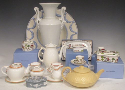 Lot 174 - Large Wedgwood 1940s serving dish with moulded...