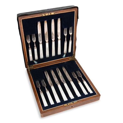 Lot 322 - A cased set of George V silver fruit eaters