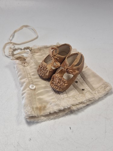 Lot 50 - An Adelaide Huret bisque shoulder head fashion doll with accessories