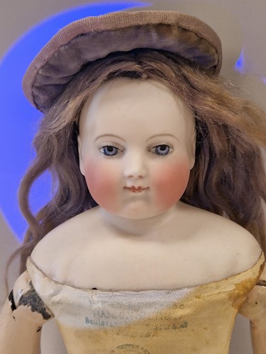 Lot 50 - An Adelaide Huret bisque shoulder head fashion doll with accessories