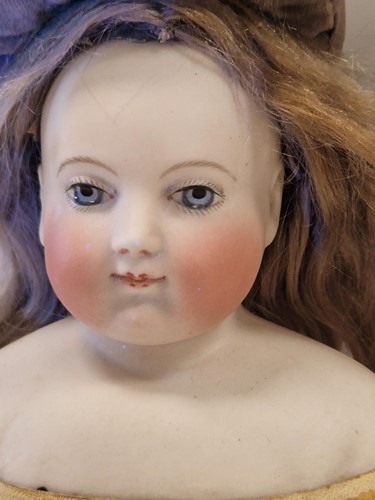 Lot 50 - An Adelaide Huret bisque shoulder head fashion doll with accessories