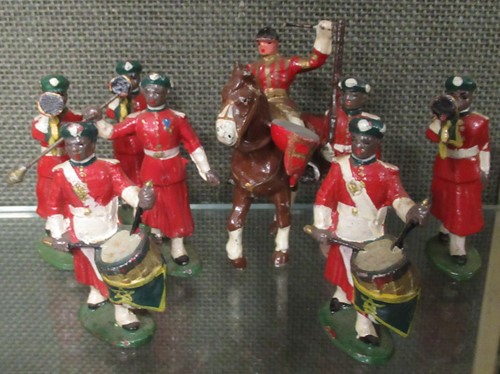 Lot 322 - A collection of painted model soldiers and...