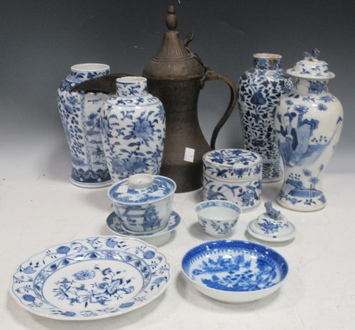 Lot 58 - A collection of blue and white Chinese vases &...