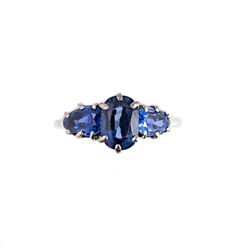 Lot 153 - A three stone Burmese sapphire ring