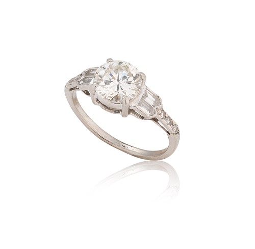 Lot 161 - A mid 20th century diamond ring