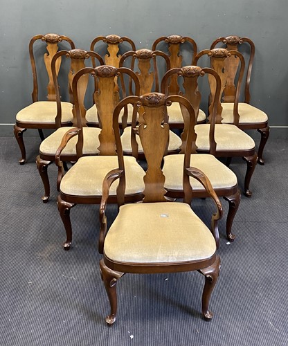 Lot 417 - An American dining room suite