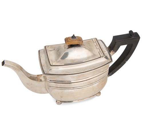 Lot 301 - A George III silver teapot
