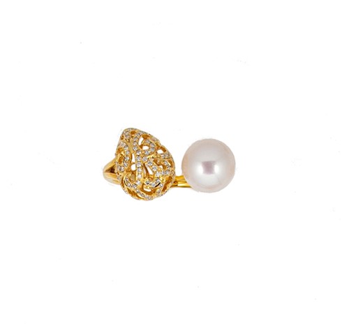 Lot 89 - A cultured pearl and diamond dress ring