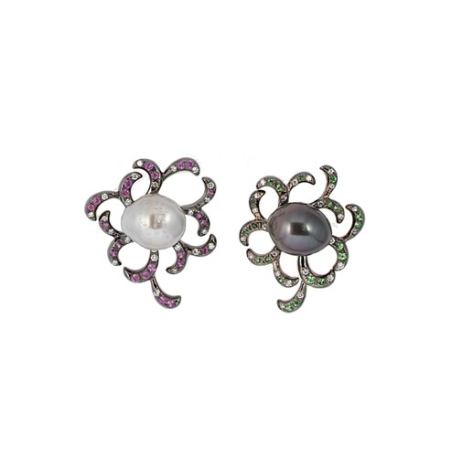 Lot 138 - Fei Liu - A pair of pearl ear studs