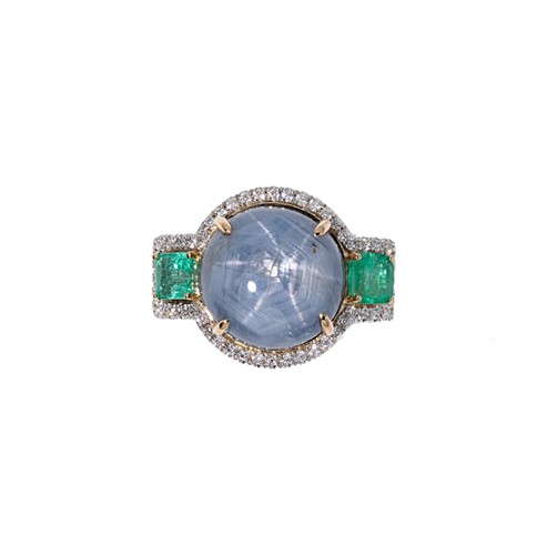 Lot 148 - A star sapphire, emerald and diamond ring