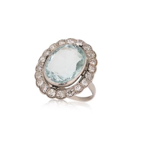 Lot 147 - An early 20th century aquamarine and diamond cluster ring