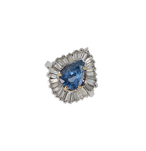 Lot 152 - A sapphire and diamond cluster ring