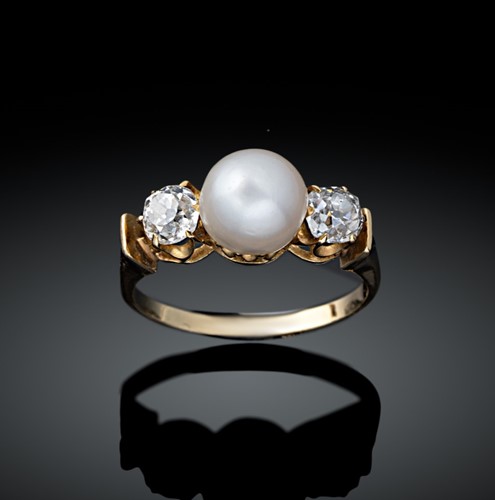 Lot 196 - A natural saltwater pearl and diamond ring
