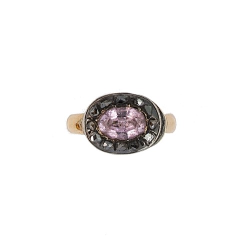 Lot 116 - A topaz and diamond ring