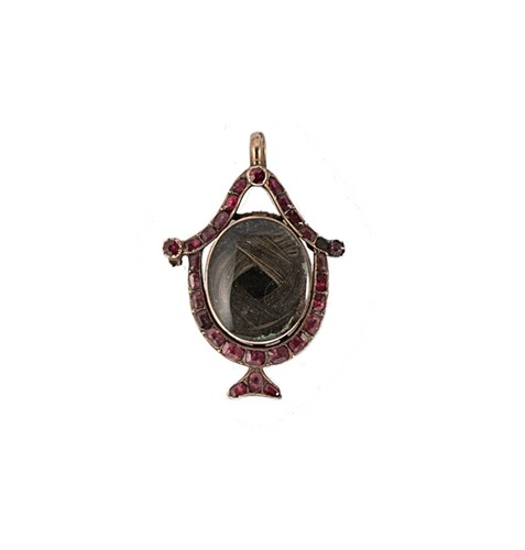 Lot 119 - A Georgian garnet memorial locket