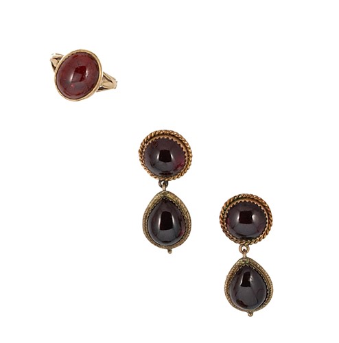 Lot 64 - A cabochon garnet ring, together with a pair of ear pendants