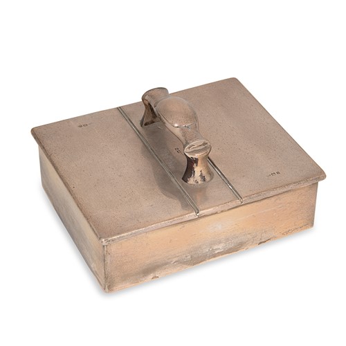 Lot 323 - A George V silver two compartment table cigar box