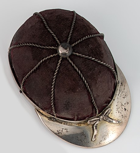 Lot 228 - An early 20th century silver novelty pin cushion