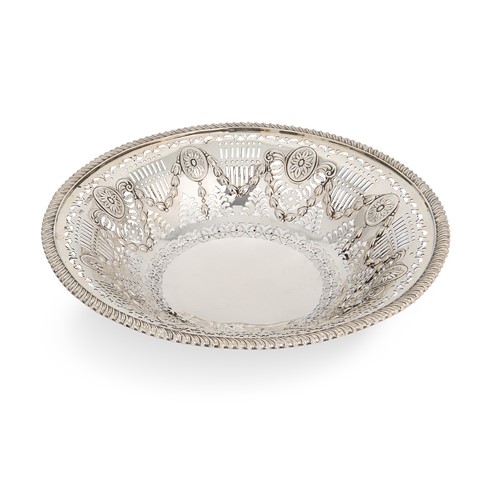 Lot 319 - An Edward VII silver fruit bowl