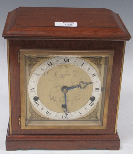 Lot 133 - An oak cased mantle clock