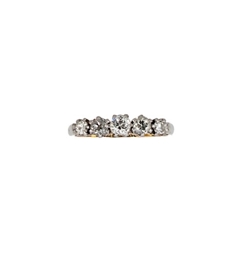 Lot 79 - An early 20th century five stone diamond ring
