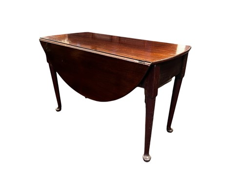 Lot 546 - A George III mahogany drop leaf table