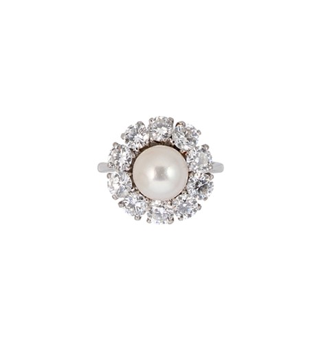 Lot 140 - A cultured pearl and diamond cluster ring