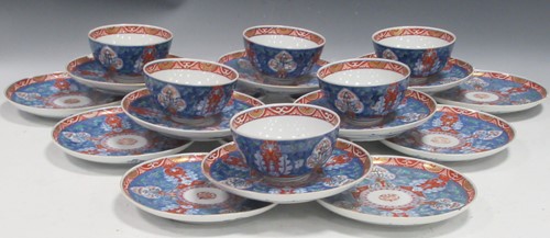 Lot 111 - A set of fifteen Japanese Imari porcelain dessert plates and six bowls to match, circa 1900 -1910