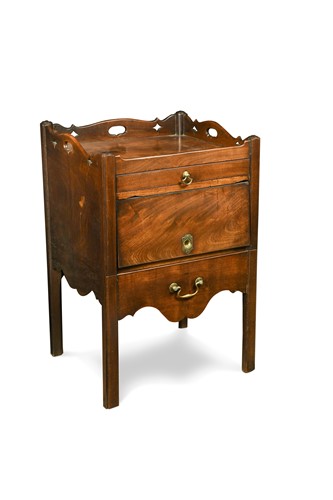 Lot 352 - A George III mahogany tray top bedside commode