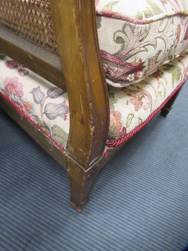 Lot 511 - An Edwardian three piece bergère suite