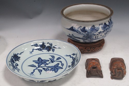 Lot 127 - A Chinese blue and white porcelain circular...