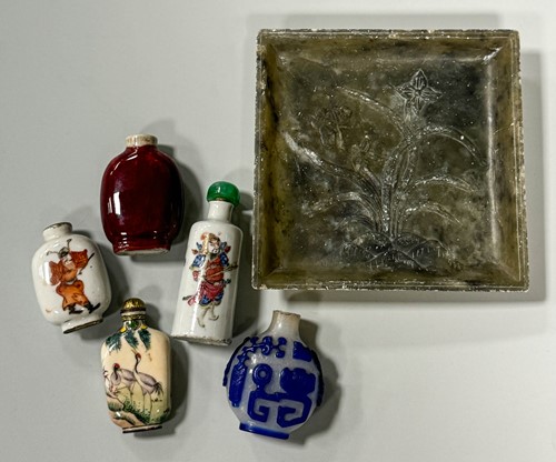 Lot 15 - A group of five Chinese glass and porcelain snuff bottles, 19th/20th century