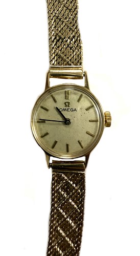 Lot 113 - Omega - A 9ct gold wristwatch