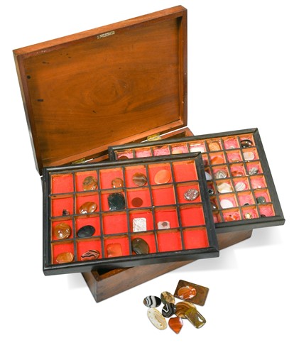 Lot 384 - A mahogany specimen box and agate cartouches, 19th century