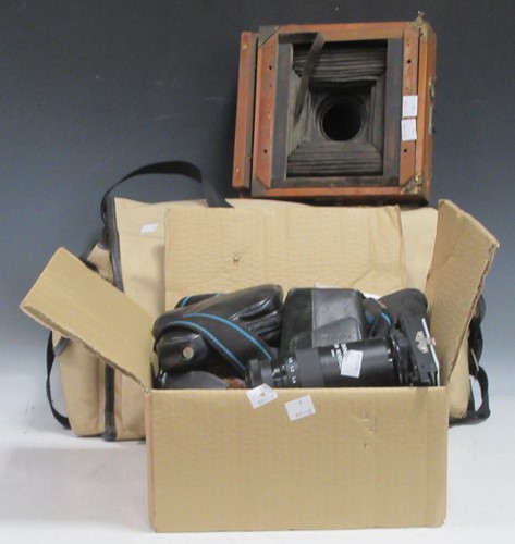 Lot 120 - A large quantity of cameras and photographic...