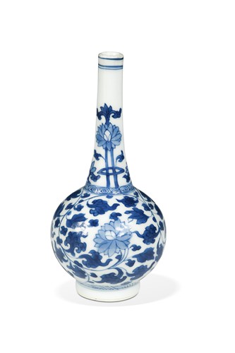 Lot 1 - A Chinese blue and white porcelain small bottle vase, Qing Dynasty, Kangxi Emperor (1662-1722)