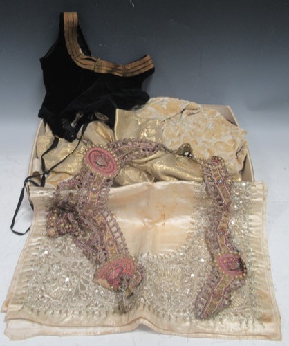 Lot 270 - Quantity of textiles, to include a 1950s cut...