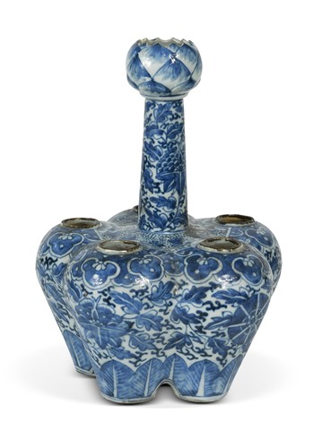 Lot 8 - A Chinese blue and white export quintal vase, Qing Dynasty, circa 1800