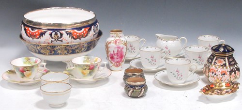 Lot 59 - Quantity of porcelain to include; two 18th...