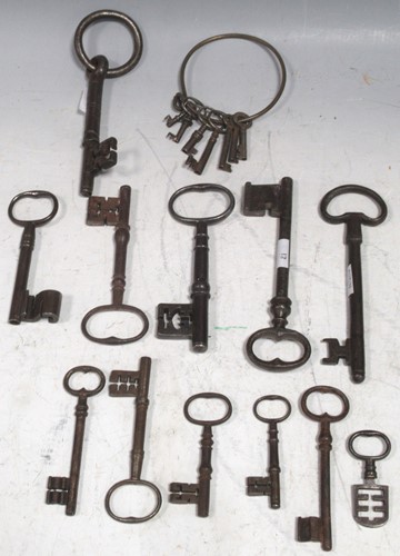 Lot 187 - A collection of 19th century keys, 16cm and...