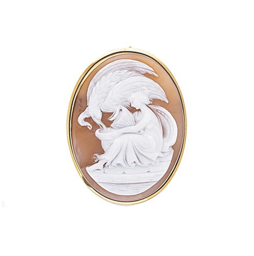 Lot 17 - A cameo brooch