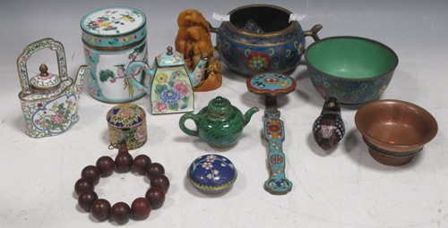 Lot 192 - A quantity of Chinese items to include...