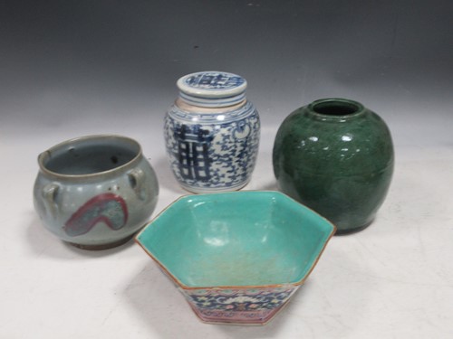 Lot 146 - A group of Chinese ceramics, to include a blue...