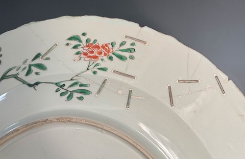 Lot 11 - A Chinese famille verte porcelain charger, Kangxi Emperor (1662-1722)