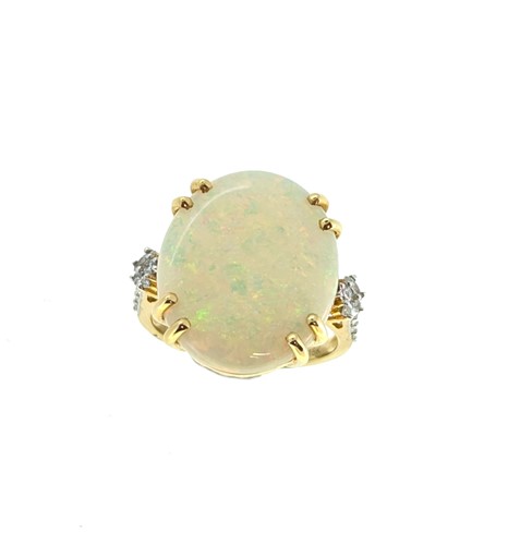 Lot 84 - An 18ct gold opal and diamond ring